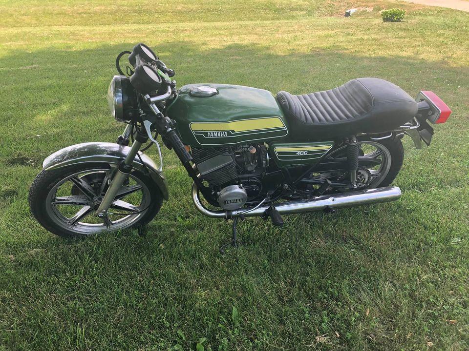 Image may contain: motorcycle, outdoor and nature, text that says 'YAMAHA 400'