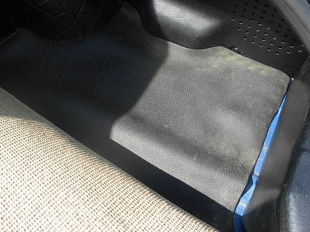 240z 1969 rubber detail.jpg