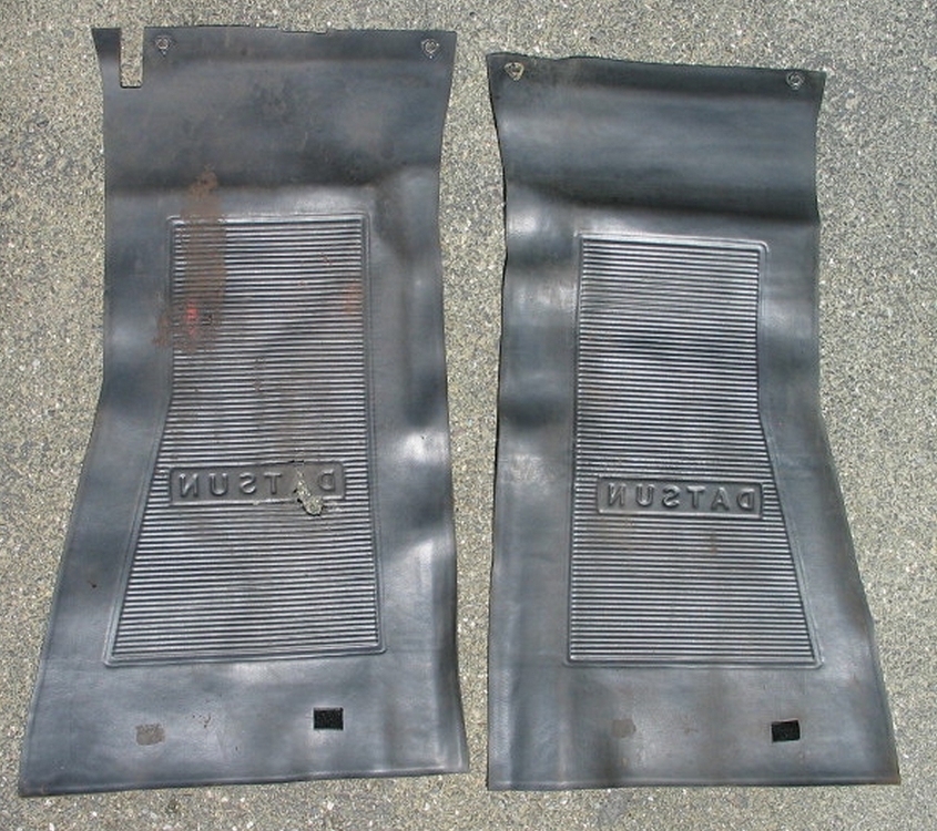 240z 1969 11 rubber floor mats back.jpg