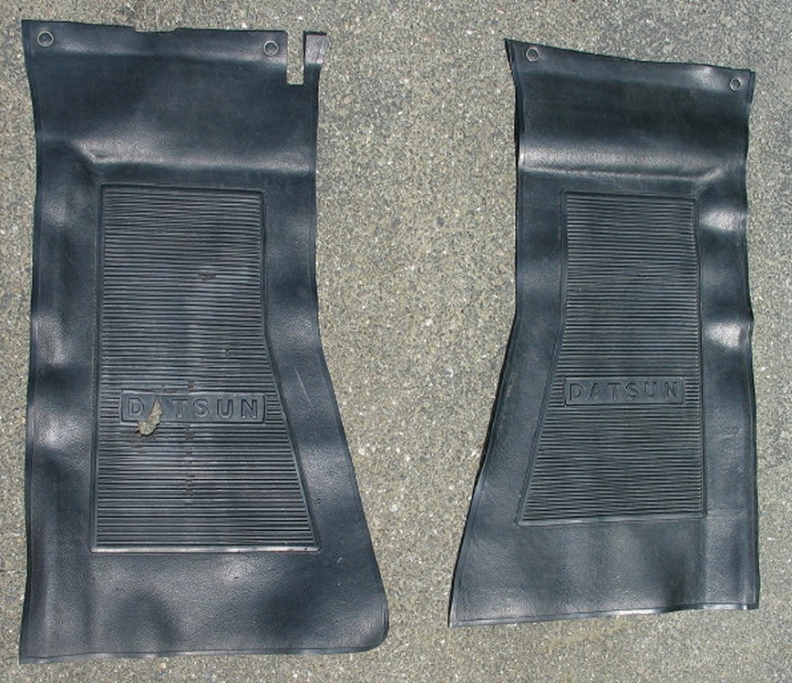 240z 1969 11 rubber floor mats front.jpg