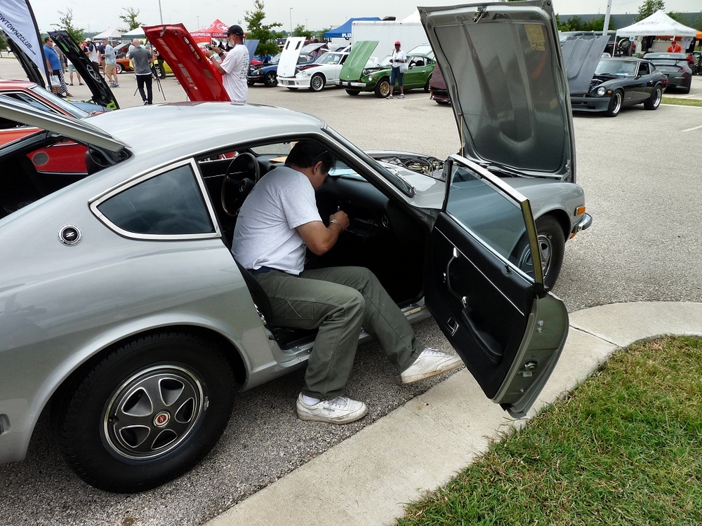 Eiji Signing Zup's Car.jpg