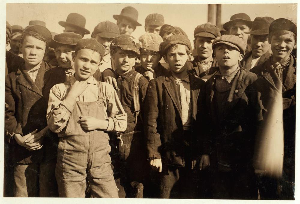 Lewis_Hine_Doffer_boys_Knoxville_1910.jpg