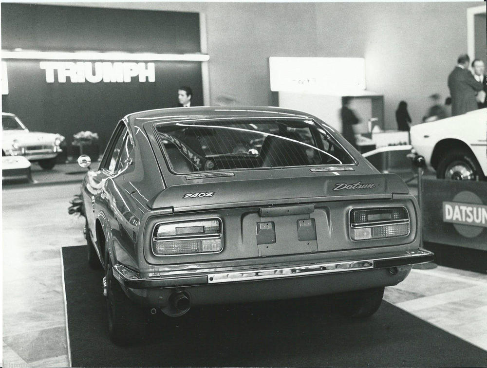 Early 240Z Motor Show Press Photo  at 'Autorama 12 Pagina 48-49' (Portugal).jpg