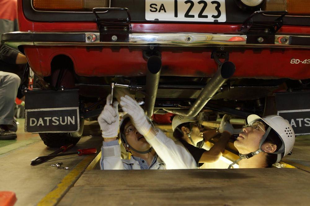 nissan-restoration-club-safari-rally-z-members-examine-undercarriage.jpg