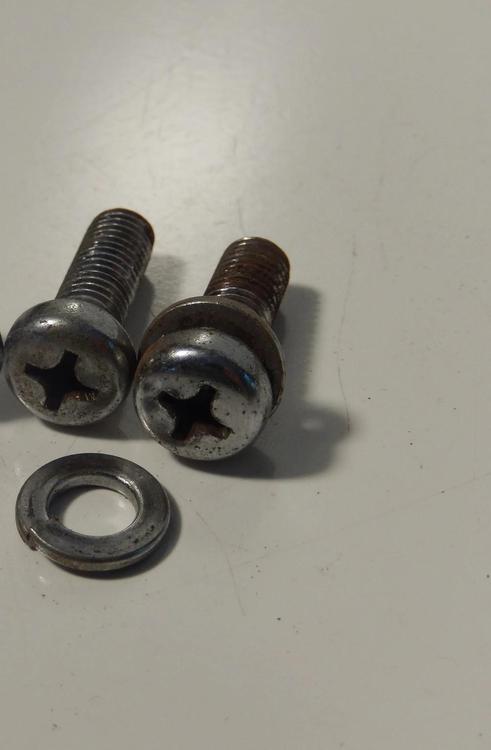 240Z seat cap head screws & washer.jpg